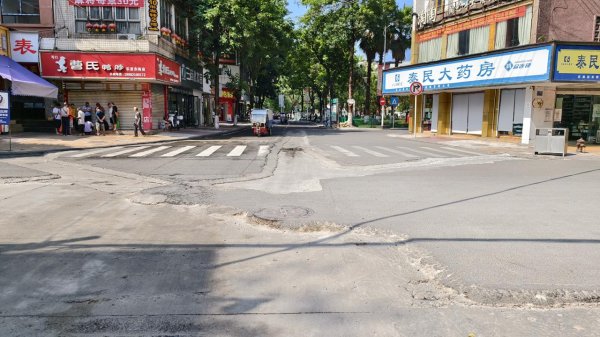 股票配资门户在线阅读 资观监督(403)|追踪: 仅用2天! 乐至县老城区坑洼路面变平坦